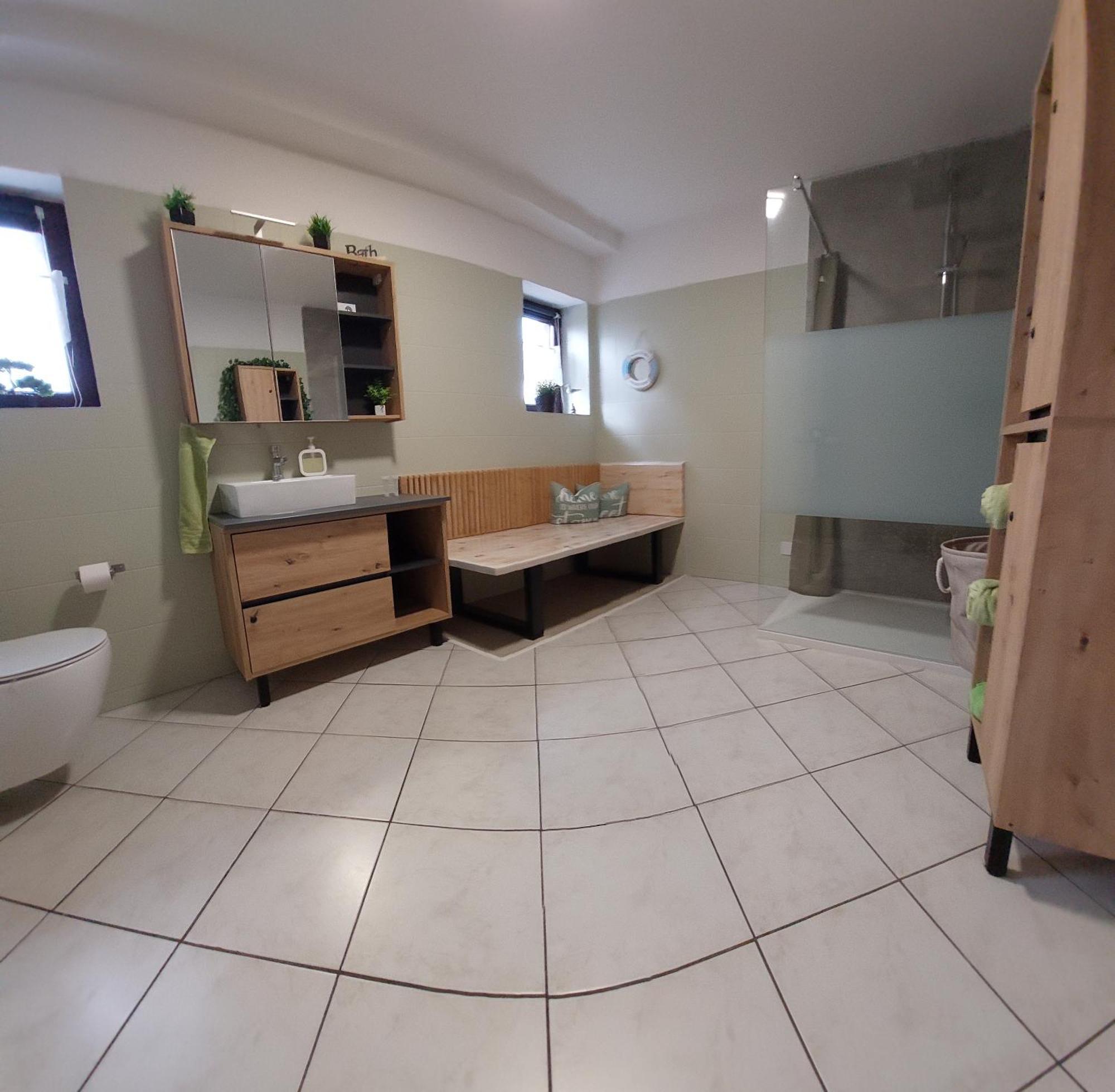 Ganze Ferienwohnung 5 Km Von Erfurt, Mit Kaffeevollautomat, Tv, Wlan, Boxspringbett, Schlafsofa Und Einkaufsmoeglichkeiten, Sehr Gute Anbindung Zur A71 Und A4, Kostenloser Oeff Parkplatz Fuer Pkw Und Transporter Elxleben Dış mekan fotoğraf