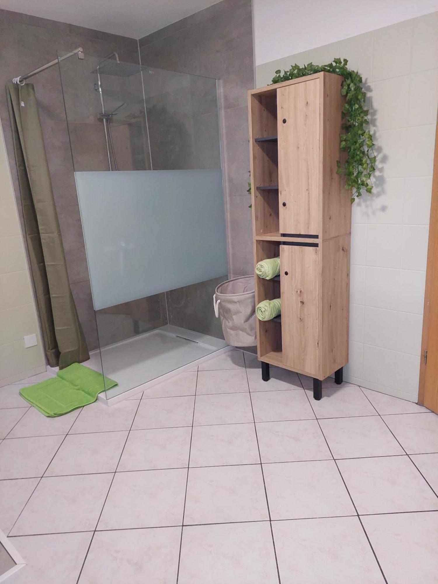 Ganze Ferienwohnung 5 Km Von Erfurt, Mit Kaffeevollautomat, Tv, Wlan, Boxspringbett, Schlafsofa Und Einkaufsmoeglichkeiten, Sehr Gute Anbindung Zur A71 Und A4, Kostenloser Oeff Parkplatz Fuer Pkw Und Transporter Elxleben Dış mekan fotoğraf
